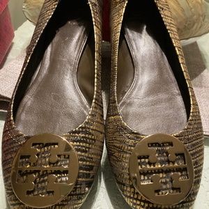 Tory Burch gold/black flats. In excellent condition. Size 9-1/2.